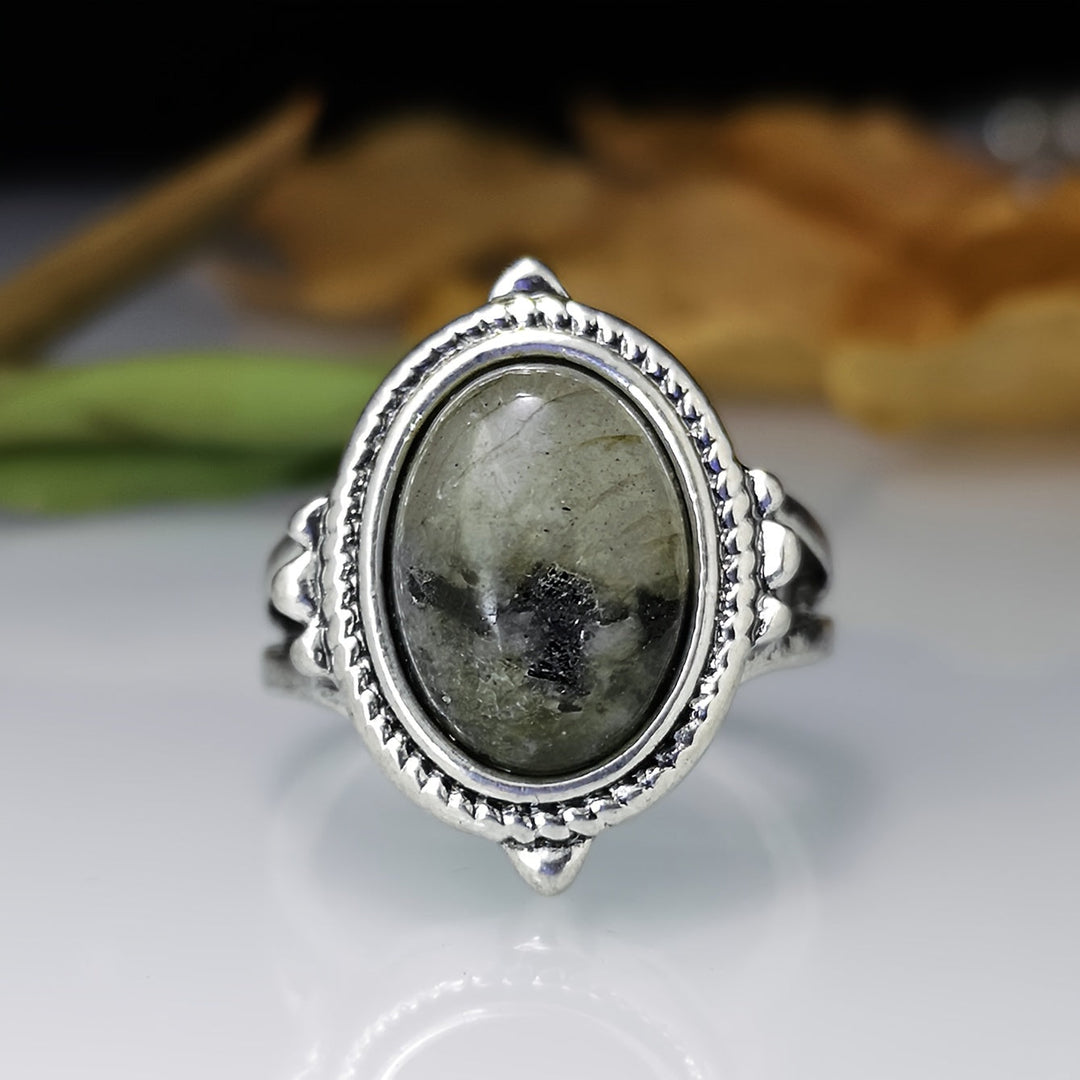 Spectacular timeless ring in vintage style