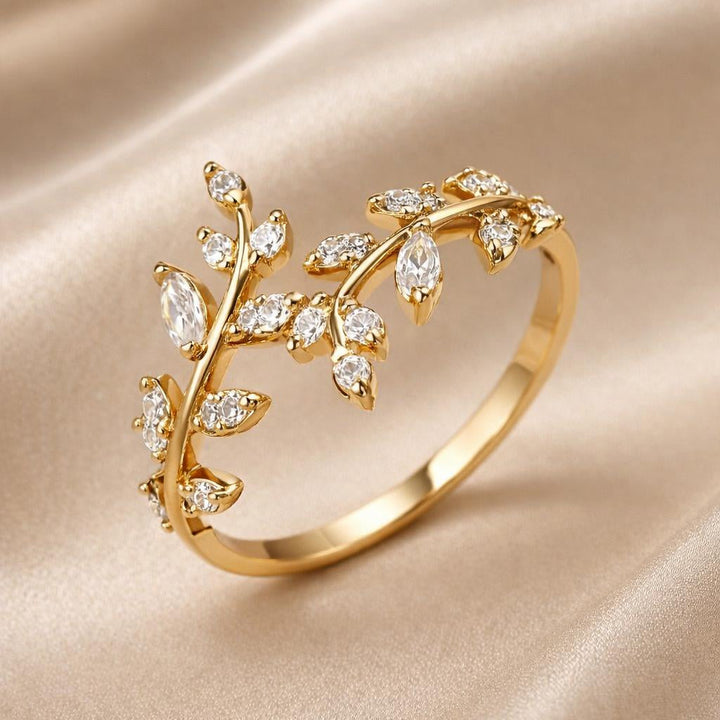 White gold ring with zirconia vine