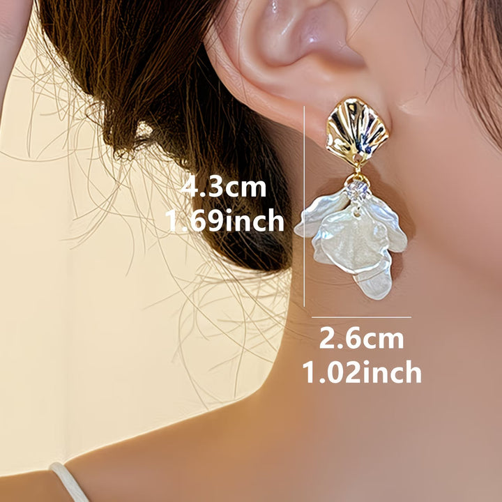 The matte petal pearl earrings