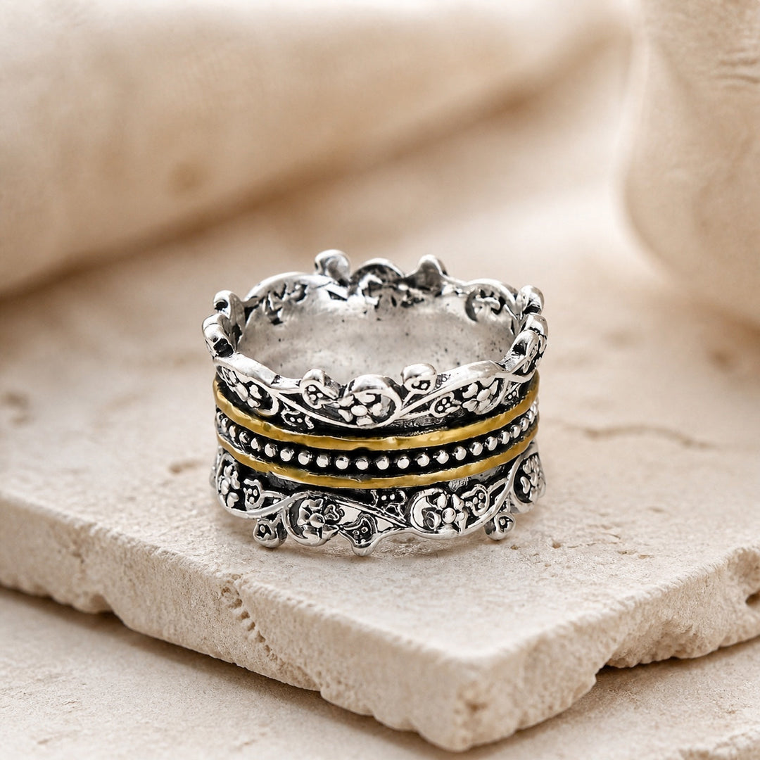 Creative floral texture ring in a layered look