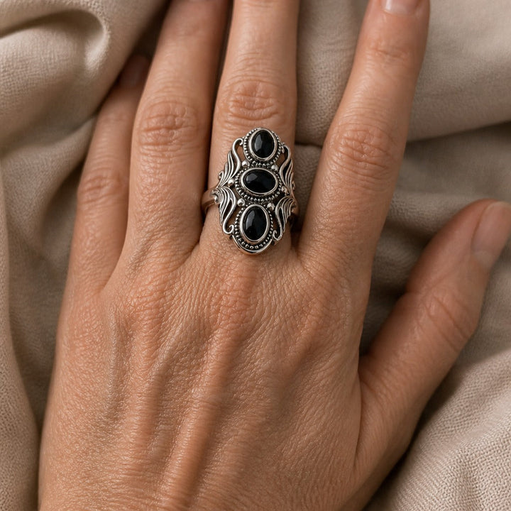 Victorian Ring Noir Signature