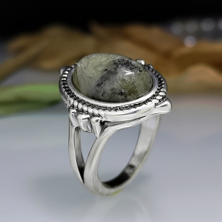 Spectacular timeless ring in vintage style