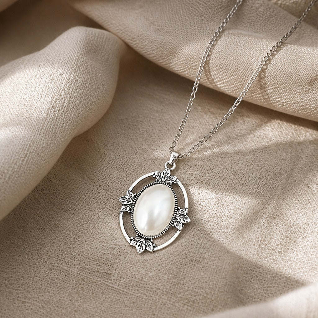 Vintage Openwork Pearl Necklace