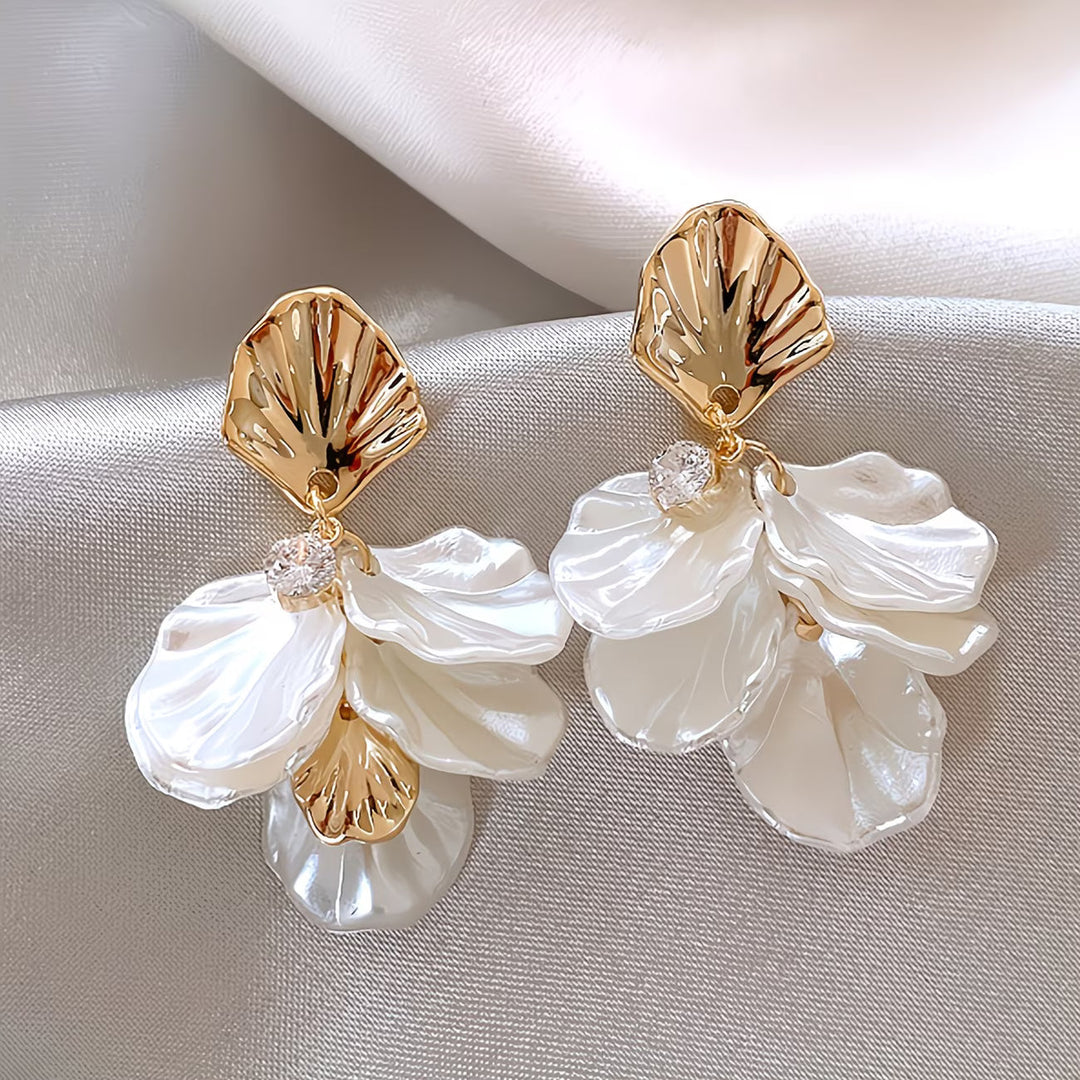 The matte petal pearl earrings