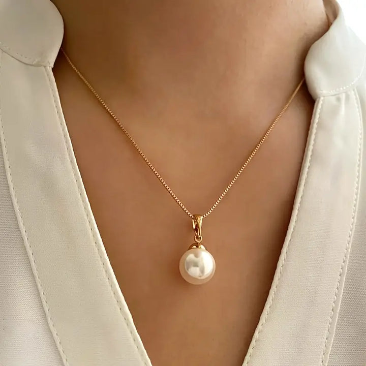 Elegant, graceful pearl necklace set