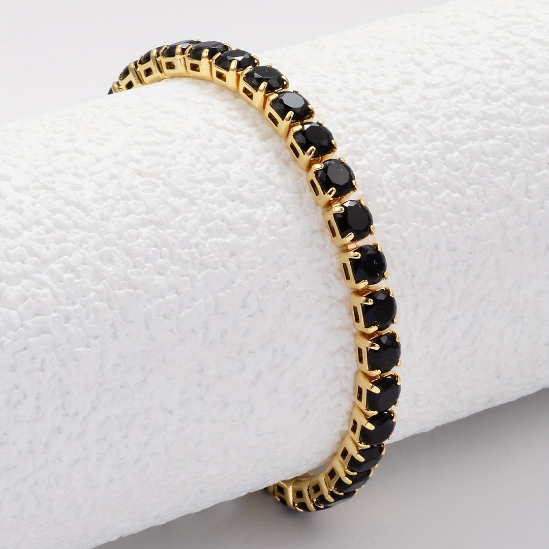 Refined gold bracelet with square cut
