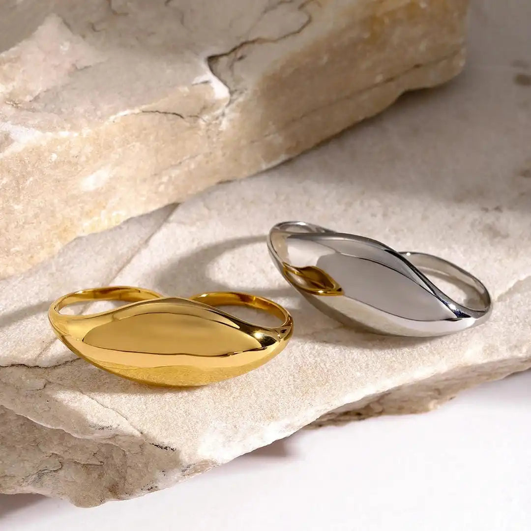 Timeless gold double ring