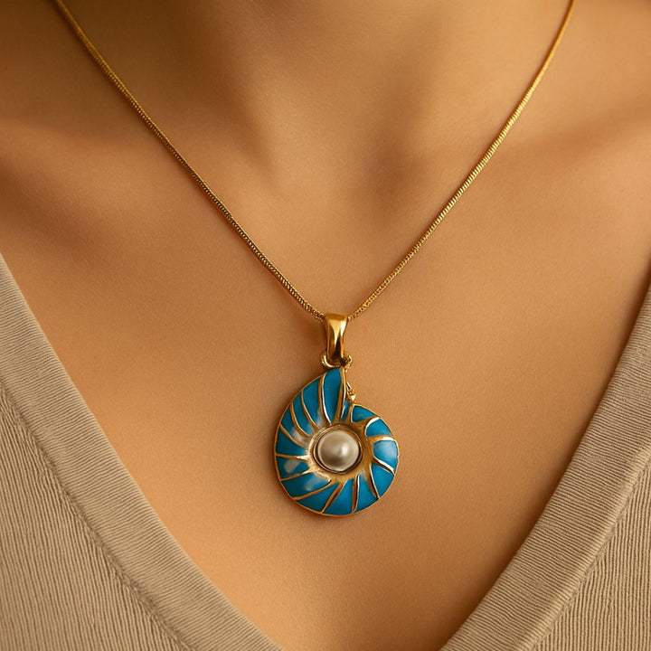 Pearl necklace with blue shell