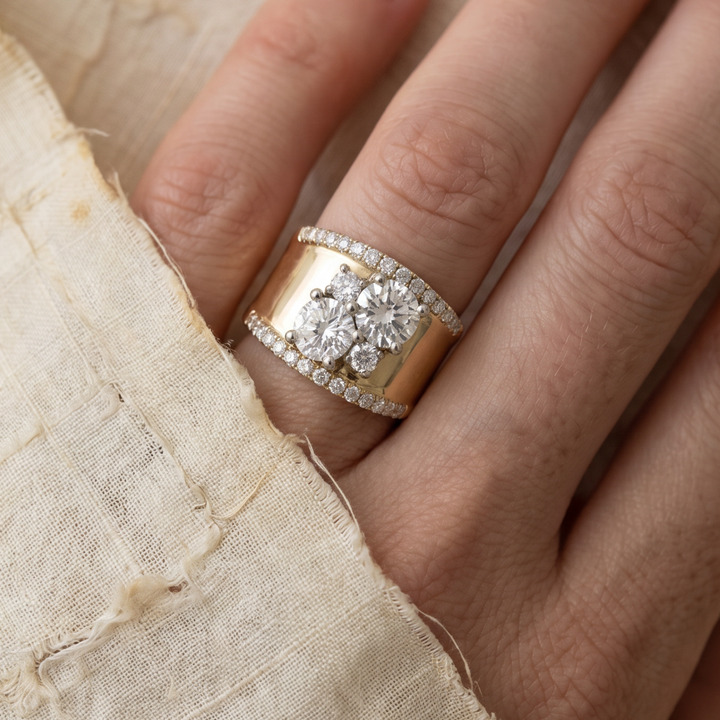 Vintage shiny gold ring with cubic zirconia