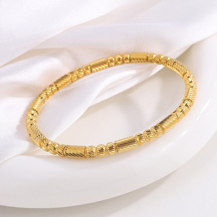 Captivating intertwined gold bracelet