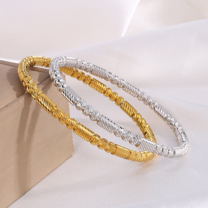 Captivating intertwined gold bracelet