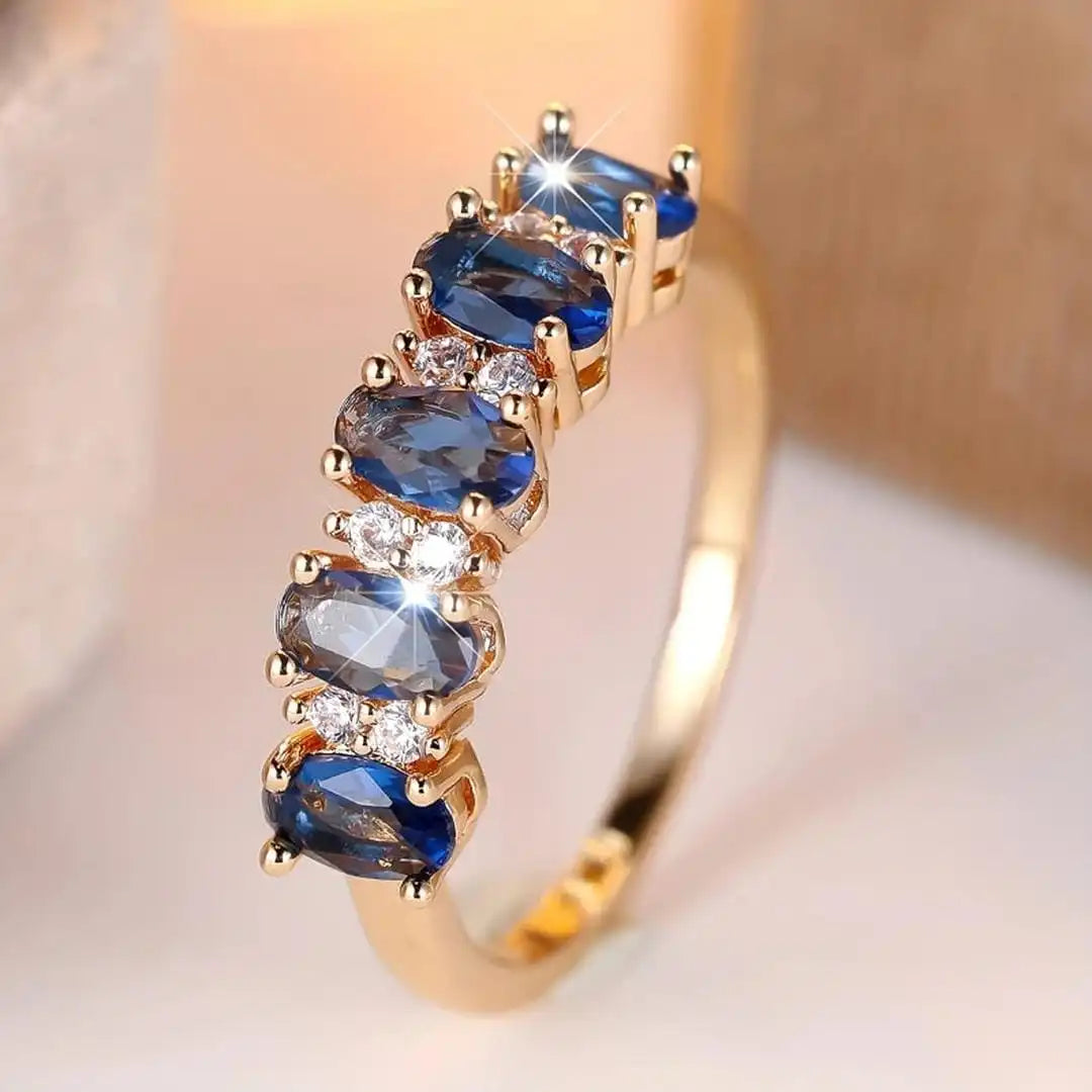 Oval ring with alternating accents
