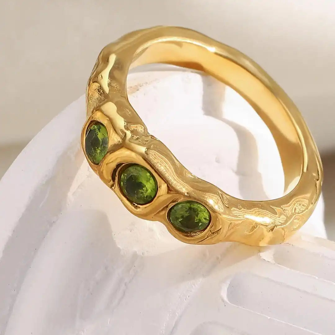 Vintage gold ring with inlaid gemstone