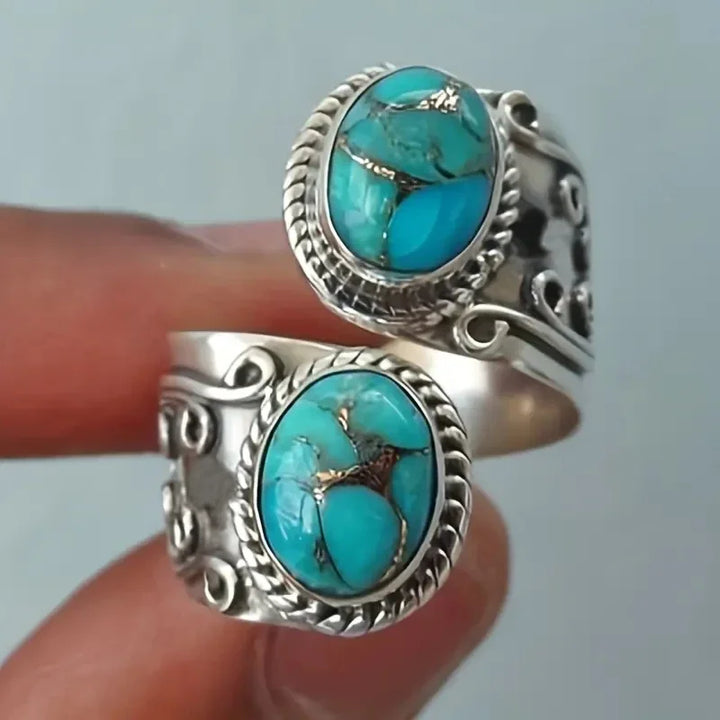 Elegant vintage ring with turquoise in the crossband