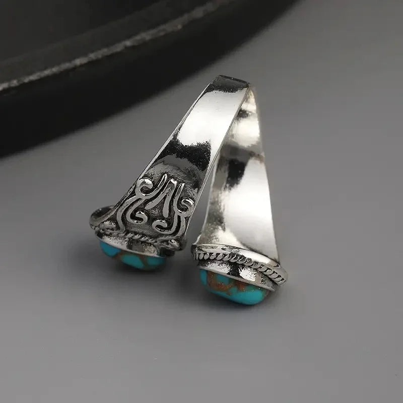 Elegant vintage ring with turquoise in the crossband