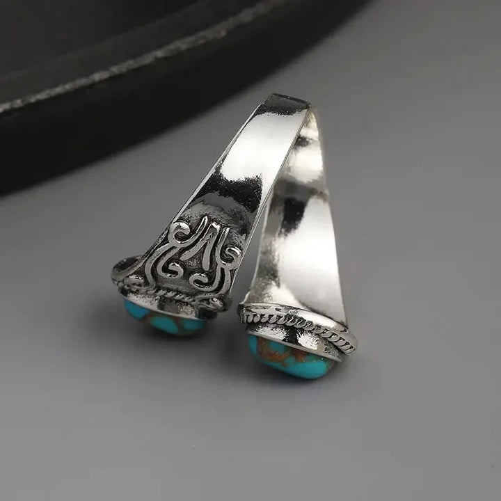 Elegant vintage ring with turquoise in the crossband