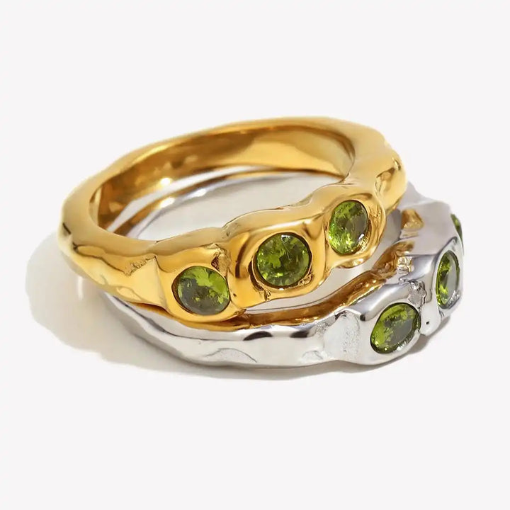 Vintage gold ring with inlaid gemstone