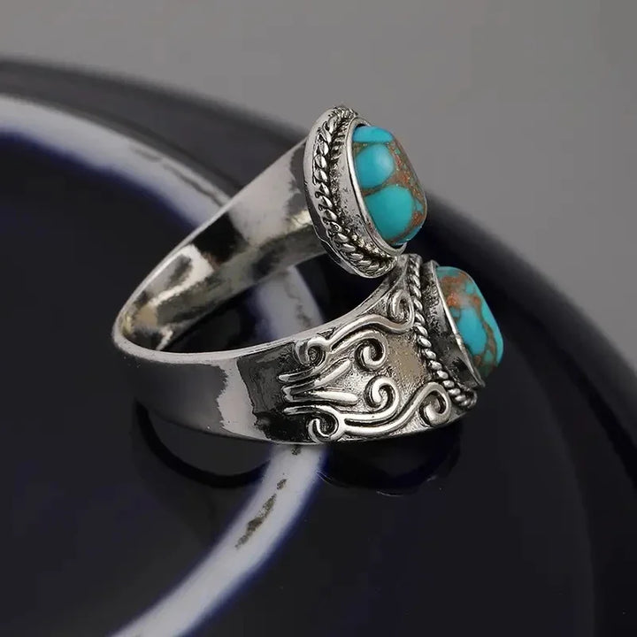 Elegant vintage ring with turquoise in the crossband