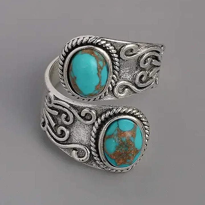 Elegant vintage ring with turquoise in the crossband