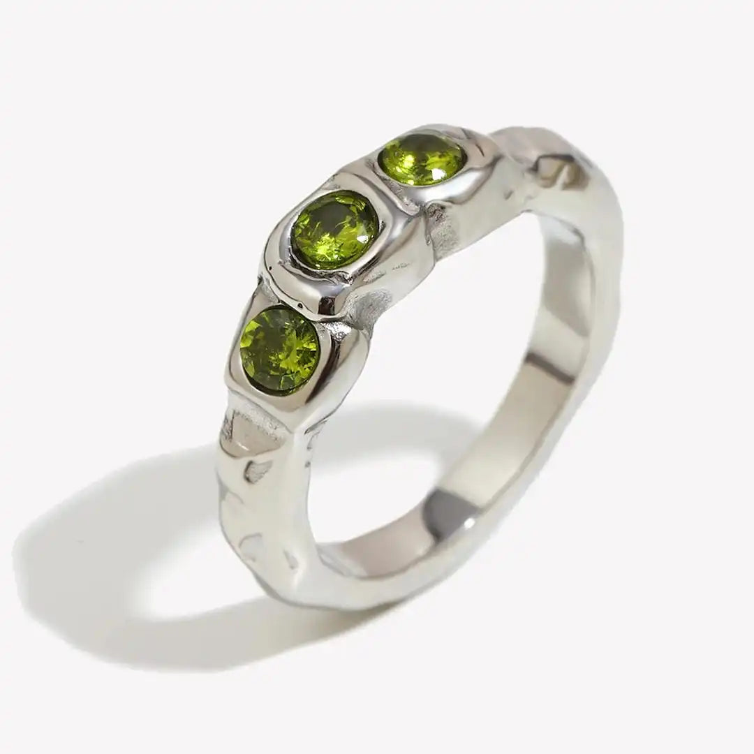 Vintage gold ring with inlaid gemstone