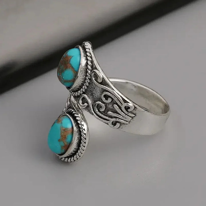Elegant vintage ring with turquoise in the crossband