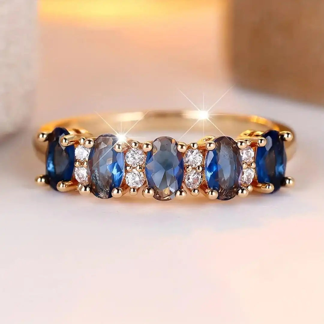Oval ring with alternating accents