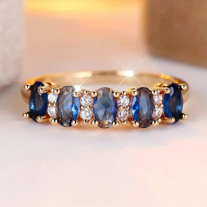 Oval ring with alternating accents