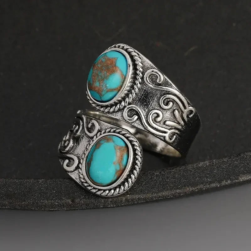 Elegant vintage ring with turquoise in the crossband
