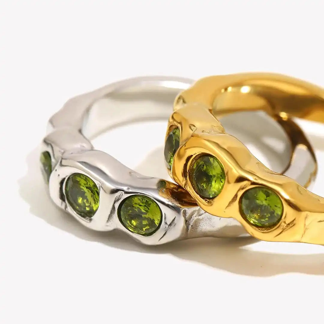 Vintage gold ring with inlaid gemstone