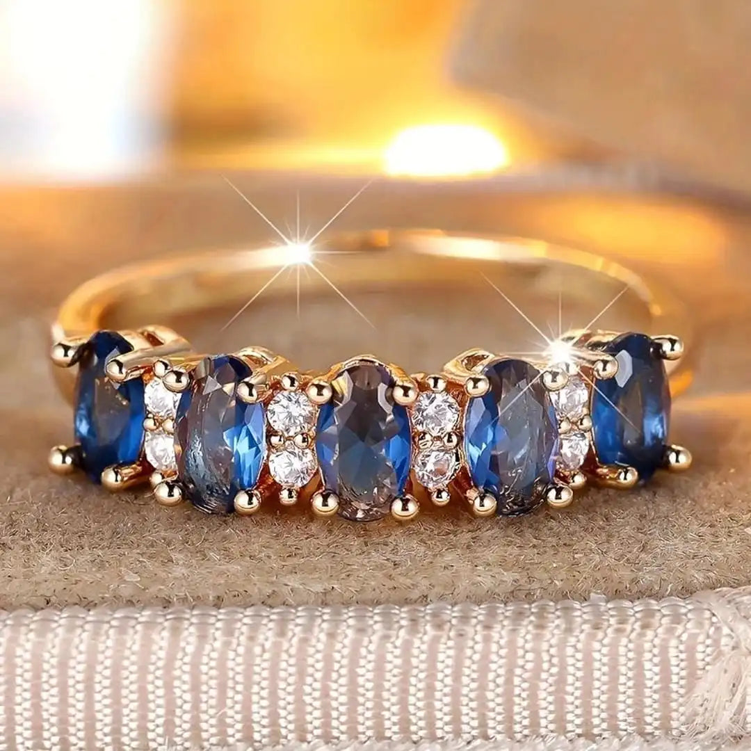 Oval ring with alternating accents