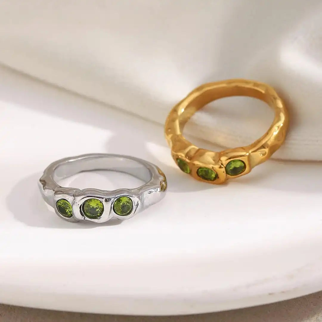 Vintage gold ring with inlaid gemstone