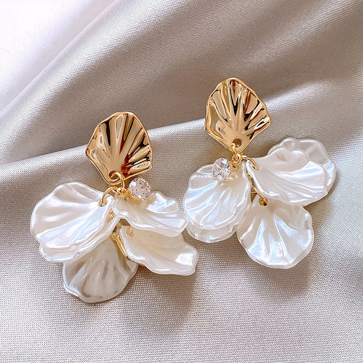 The matte petal pearl earrings