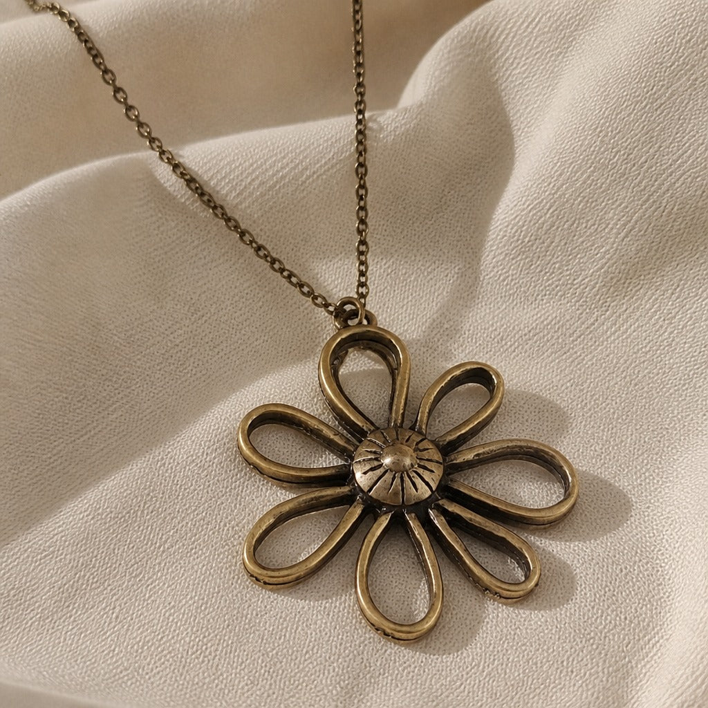 Vintage Floral Necklace Muse