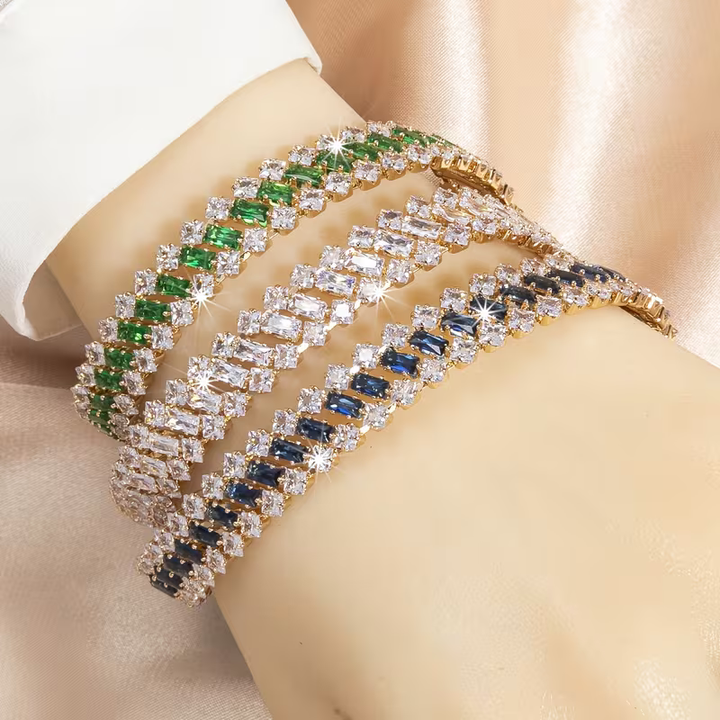 Elegant, luxurious emerald and gold bracelet