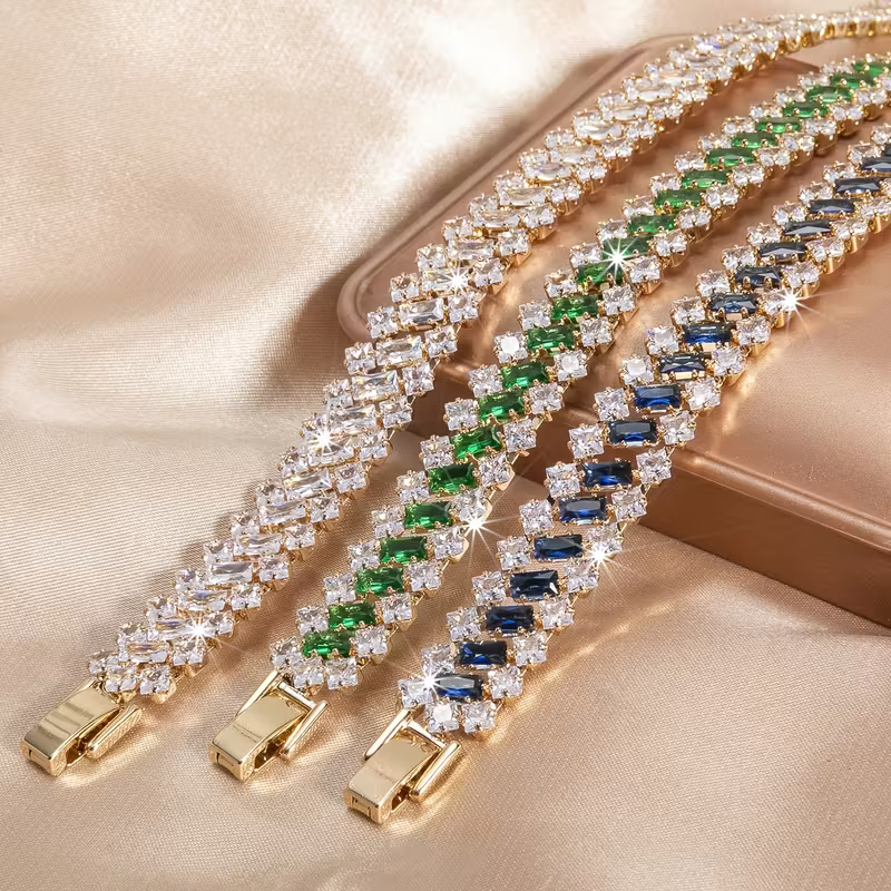 Elegant, luxurious emerald and gold bracelet