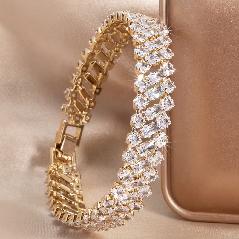 Elegant, luxurious emerald and gold bracelet
