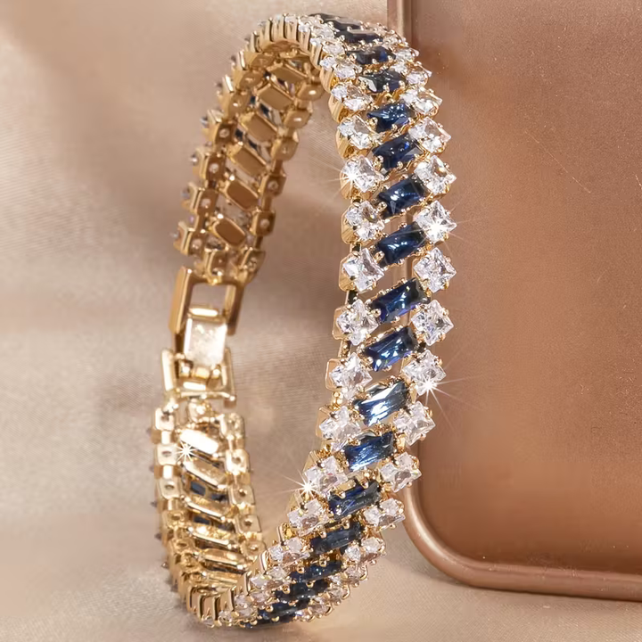 Elegant, luxurious emerald and gold bracelet