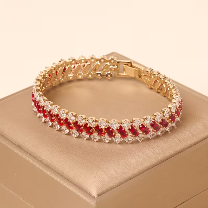 Elegant, luxurious emerald and gold bracelet