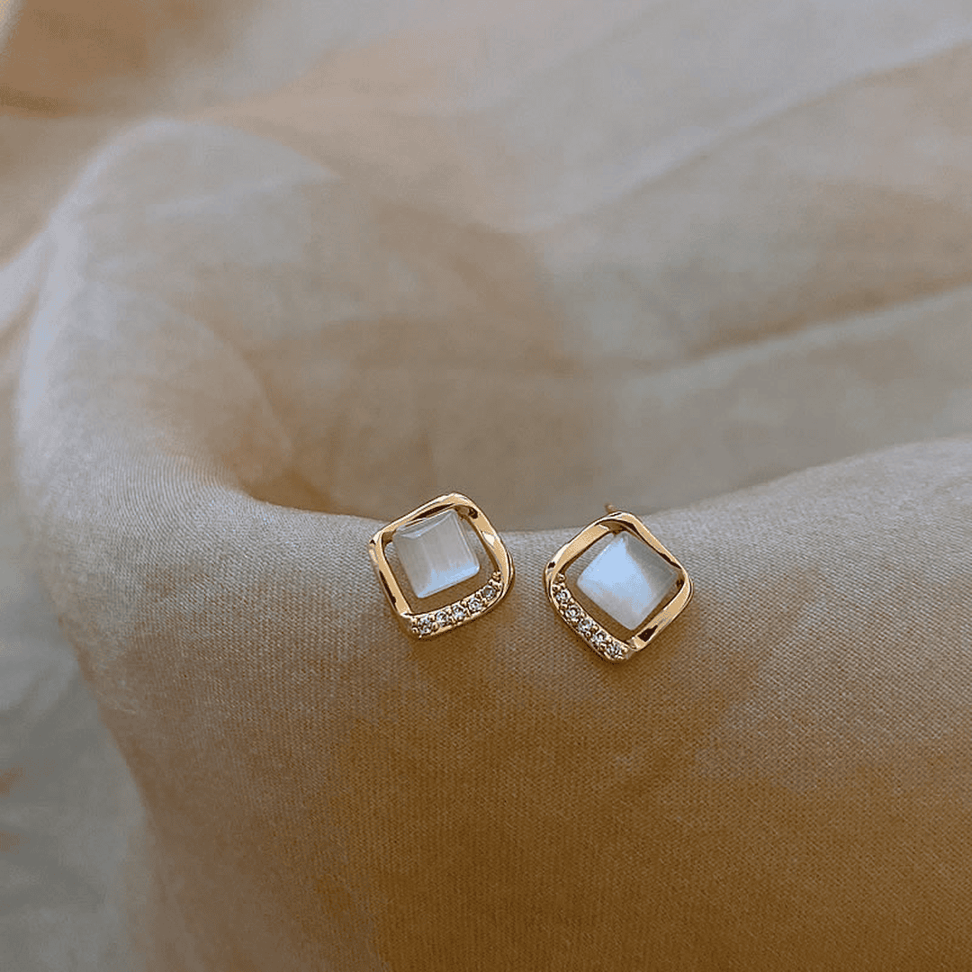 Elegant earrings with a golden moon crystal