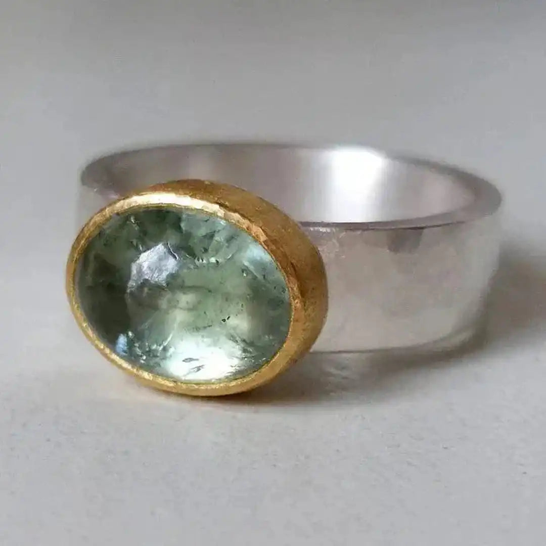 Vintage green ring with round stone