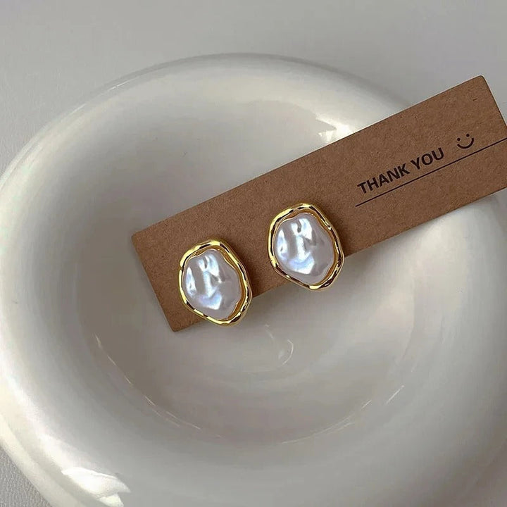 Elegant pearl earrings by Carmen