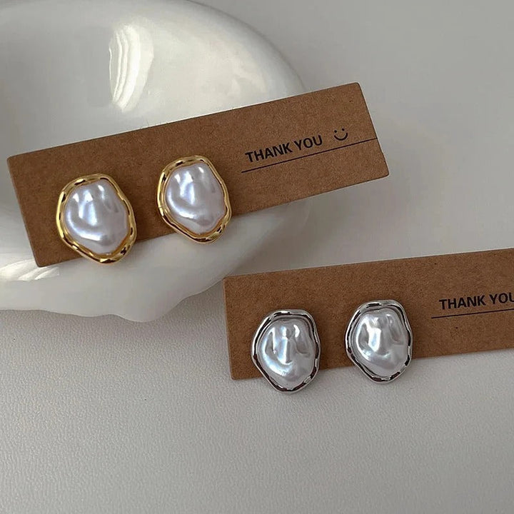 Elegant pearl earrings by Carmen