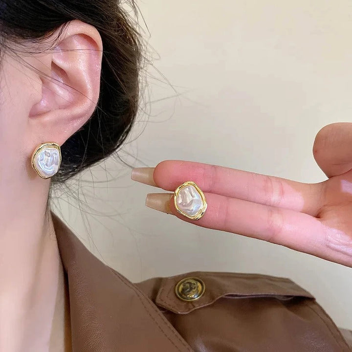 Elegant pearl earrings by Carmen