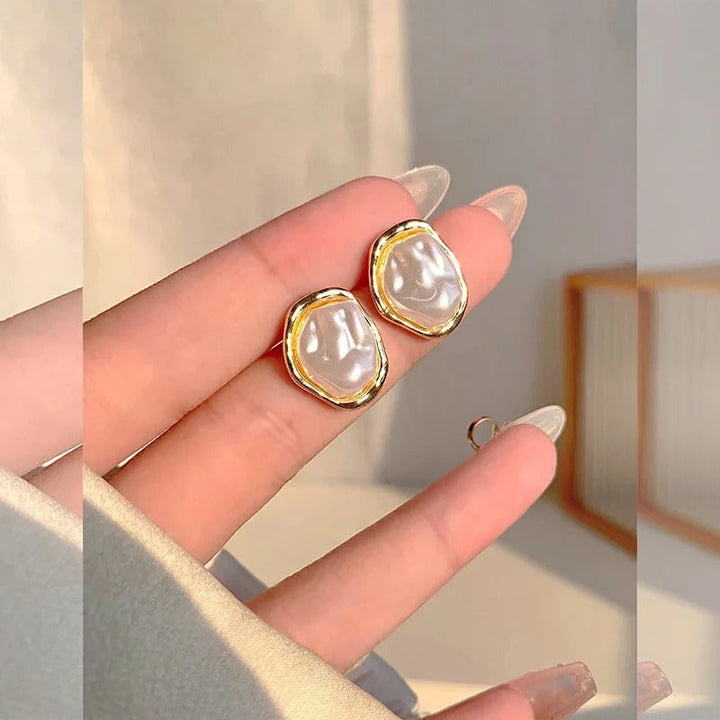 Elegant pearl earrings by Carmen